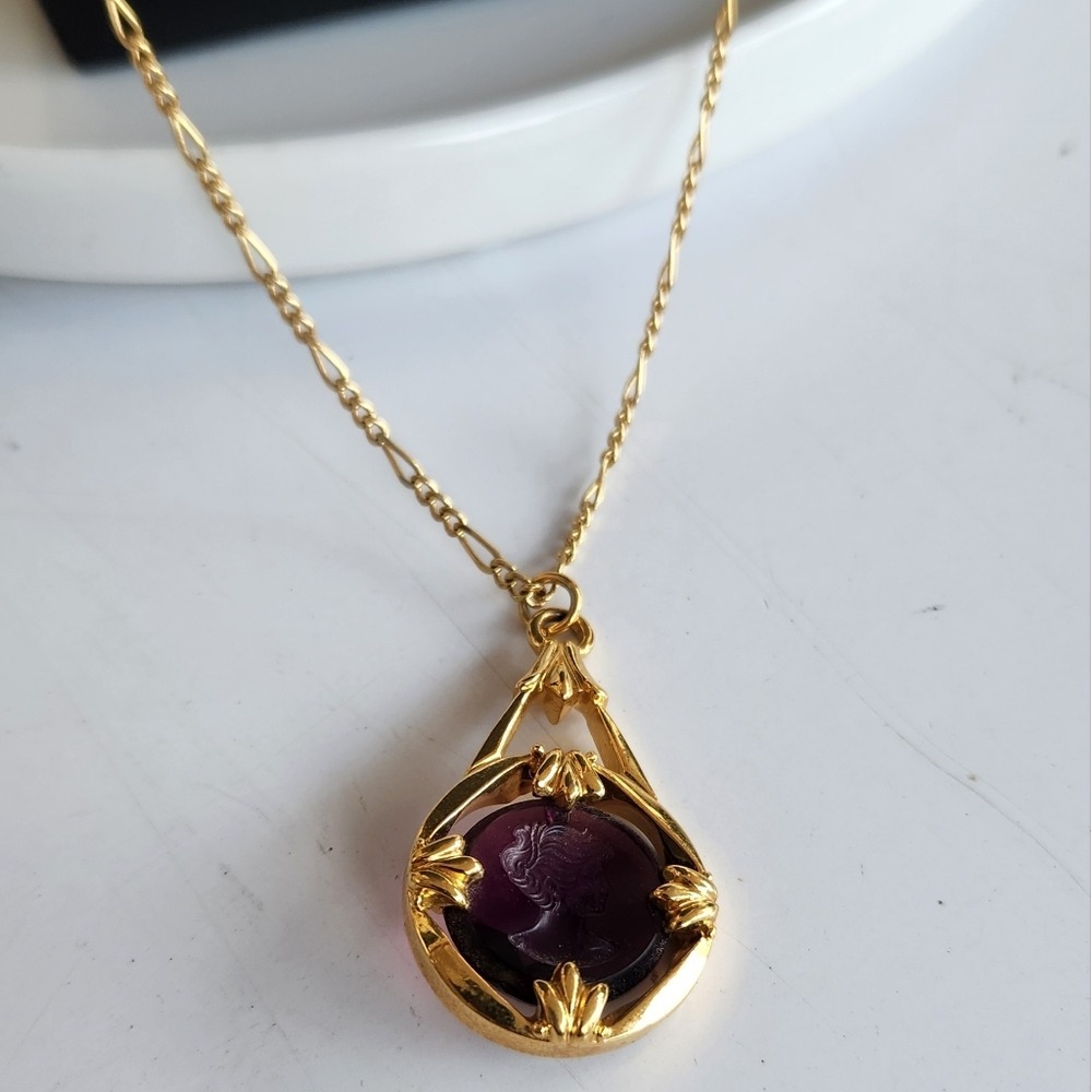Vintage Gold Tone Cameo Pendant Necklace Purple Gemstone Figarope Chain - Picture 5 of 15
